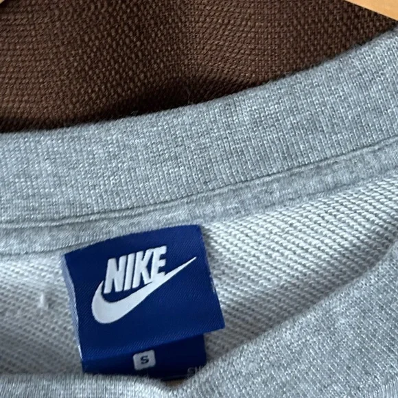 Nike Cropped Crew Neck Sweatshirt - Picture 9 of 9